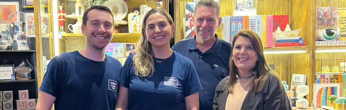 Os irmãos Elcio Jr e Cintia inauguraram o novo espaço da EMPORIO FLORAL, agora na área central de Brusque